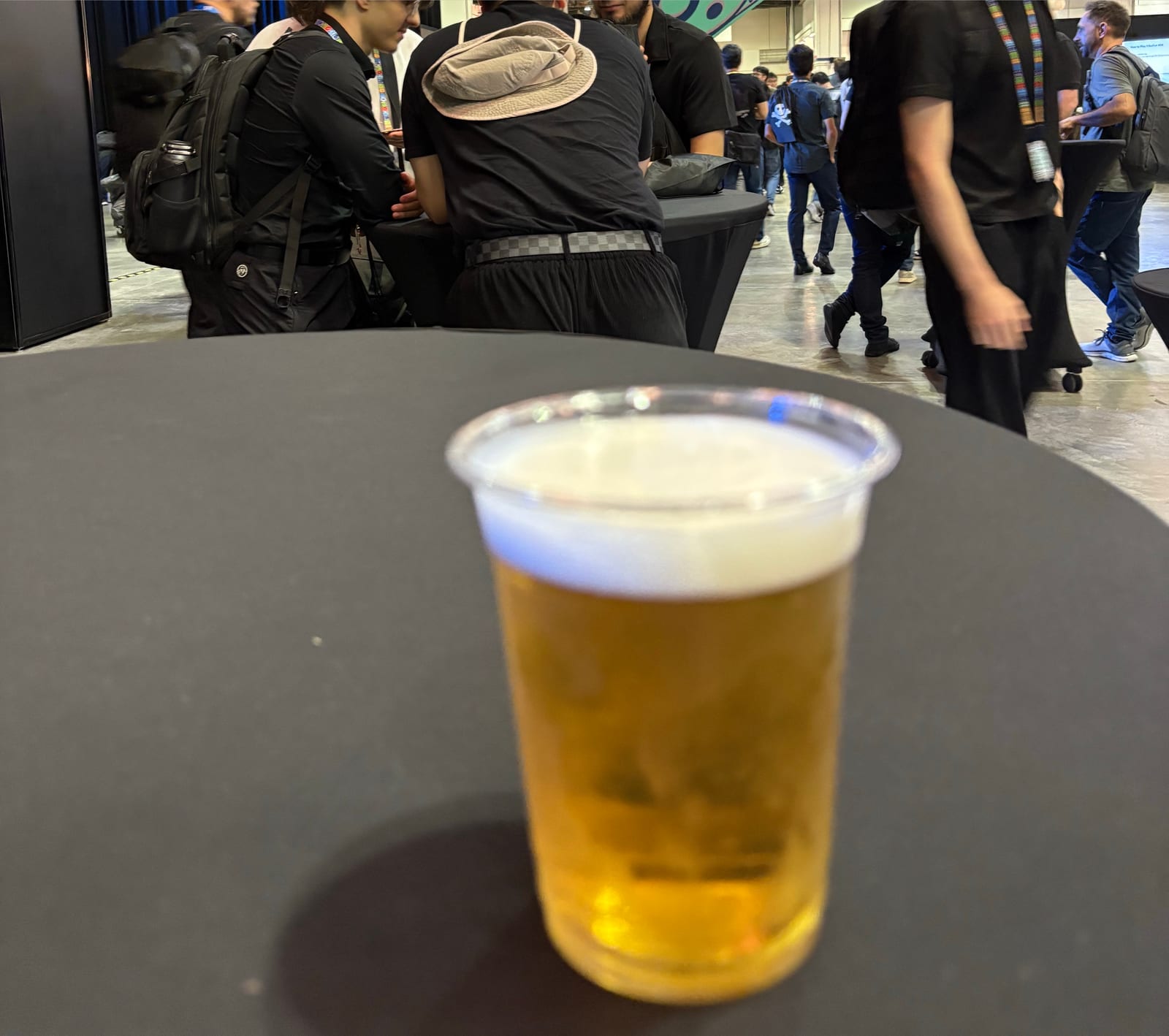 紙コップで提供されるビール